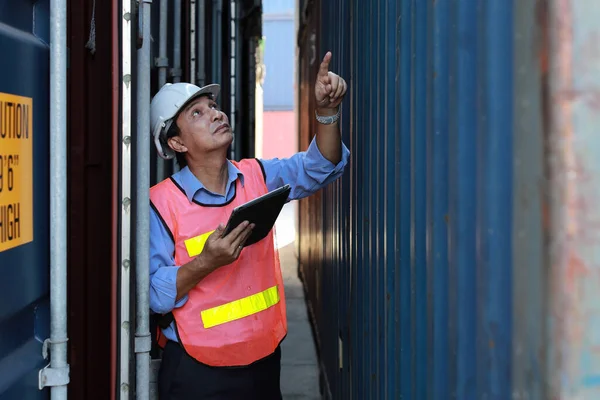 Foreman Usando Tablet Walkie Talkie Rádio Controle Carga Recipientes Caixa — Fotografia de Stock