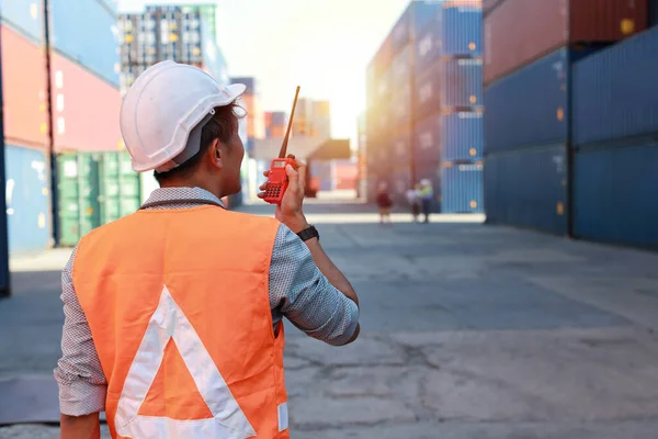 Traseira Vista Capataz Usando Walkie Talkie Rádio Controle Carga Recipientes — Fotografia de Stock