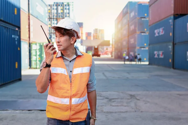 Foreman Usando Rádio Walkie Talkie Caixa Contêineres Carregamento Controle Tablet — Fotografia de Stock