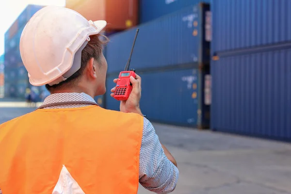 Traseira Vista Capataz Usando Walkie Talkie Rádio Controle Carga Recipientes — Fotografia de Stock