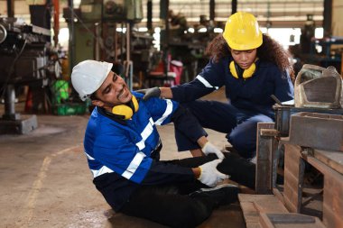 Genç teknisyen ya da koruyucu üniformalı işçi metal torna fabrikasında yerde yatarken bir bacak kazası geçirdi. Güvenlik meslektaşı ekibi kazadan kurtulmasına yardım ediyor. İlk yardım eğitim kavramı