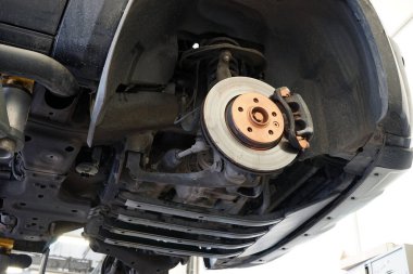 Araba servisinde asansörde modern, güçlü bir araba. Servis, tamir, yedek parça. Seçili odak.