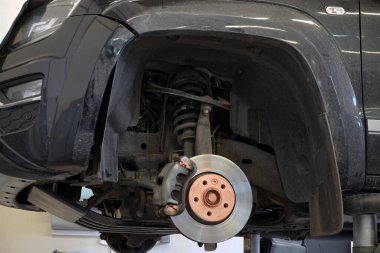 Araba servisinde asansörde modern, güçlü bir araba. Servis, tamir, yedek parça. Seçili odak.