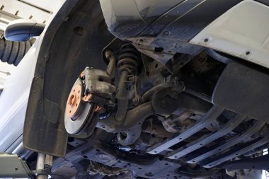 Araba servisinde asansörde modern, güçlü bir araba. Servis, tamir, yedek parça. Seçili odak.