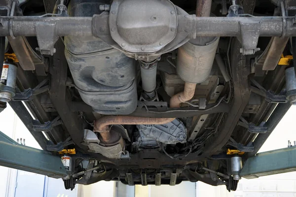 Araba servisinde asansörde modern, güçlü bir araba. Servis, tamir, yedek parça. Seçili odak.