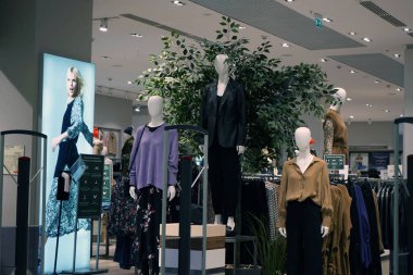 Moskova Rusya - Eylül 2021: Şık bir giyim mağazasının vitrini. Perakende, endüstri.