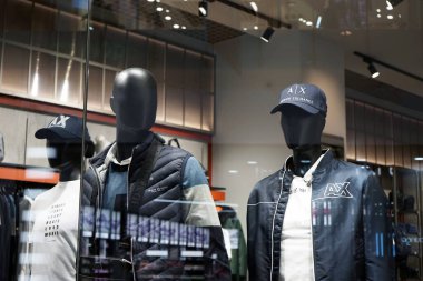 Moskova Rusya - Eylül 2021: Bir giyim mağazasının vitrinine monte edilen mankenler şık gençlik kıyafetleri giymektedir. Gençlik yaşam tarzı.