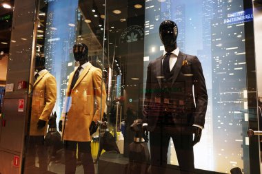 Moskova Rusya - Eylül 2021: Bir moda mağazasının vitrininde, resmi takım elbise giymiş bir manken var. Kendine güvenen başarılı bir iş adamının görüntüsü. İş biçimi.