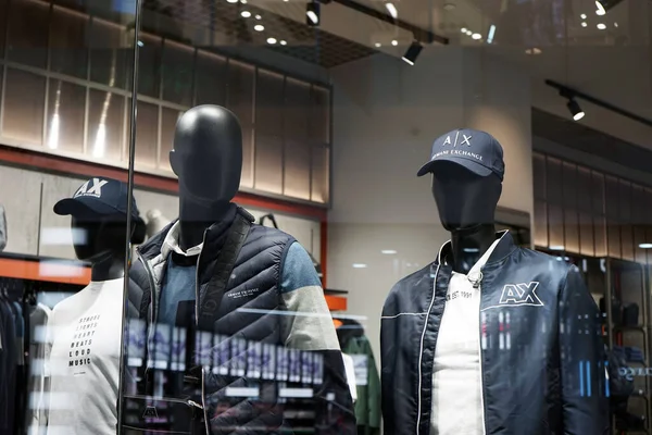 Moskova Rusya - Eylül 2021: Bir giyim mağazasının vitrinine monte edilen mankenler şık gençlik kıyafetleri giymektedir. Gençlik yaşam tarzı.