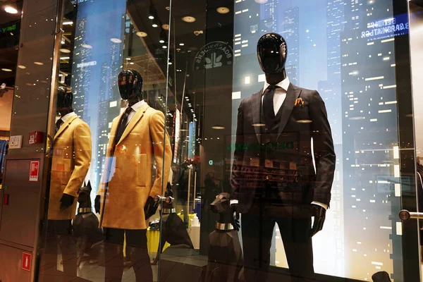 Moskova Rusya - Eylül 2021: Bir moda mağazasının vitrininde, resmi takım elbise giymiş bir manken var. Kendine güvenen başarılı bir iş adamının görüntüsü. İş biçimi.