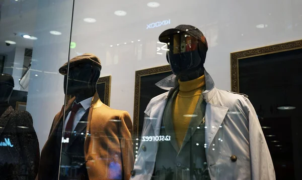 Moskova Rusya - Eylül 2021: Bir giyim mağazasının vitrinine monte edilen mankenler şık gençlik kıyafetleri giymektedir. Gençlik yaşam tarzı.