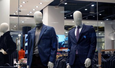 Moskova Rusya - Eylül 2021: Bir moda mağazasının vitrininde, resmi takım elbise giymiş iki erkek manken var. Seçili odak.