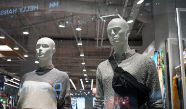 Moskova Rusya - Eylül 2021: Bir moda mağazasının vitrininde, rahat kıyafetler giymiş iki manken var. Seçili odak.