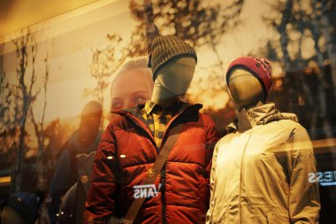 Moskova Rusya - Ekim 2021: Bir moda mağazasının vitrininde, sonbahar sezonu için kıyafet giymiş mankenler var.       