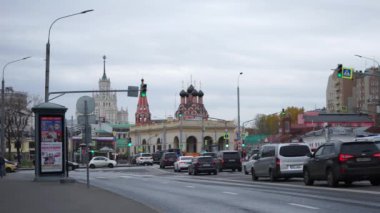 Moskova Rusya - Ekim 2021: Moskova 'nın kalabalık sokaklarında arabaların hareketi.