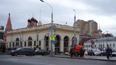 Moskova Rusya - Ekim 2021: Moskova 'nın kalabalık sokaklarında arabaların hareketi.