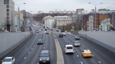 Moskova Rusya - Ekim 2021: Moskova 'nın kalabalık sokaklarında arabaların hareketi.