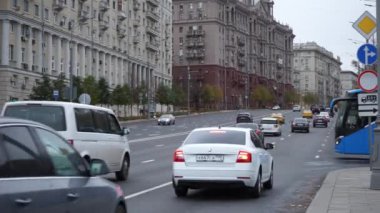 Moskova Rusya - Ekim 2021: Moskova 'nın kalabalık sokaklarında arabaların hareketi.