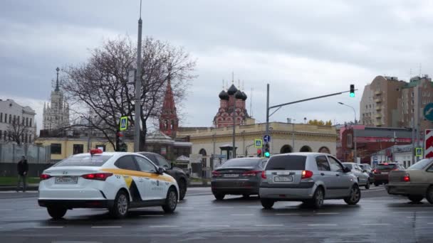 모스크바 러시아 2021 모스크바의 붐비는 거리에서의 자동차의 — 비디오