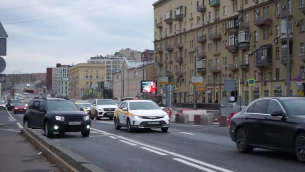 モスクワロシア 2021年10月 モスクワの混雑した通りに車の動き — ストック動画