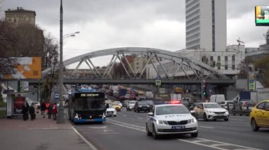Moskova Rusya - Ekim 2021: Modern bir şehrin yoğun ulaşım ortamı, geniş otoyollar, çok sayıda araba, kamyon ve otobüs.