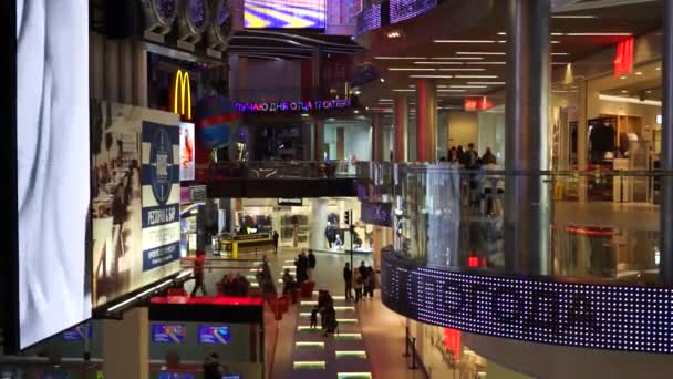 Moscou Rússia Outubro 2021 Interior Grande Centro Comercial Moderno — Vídeo de Stock