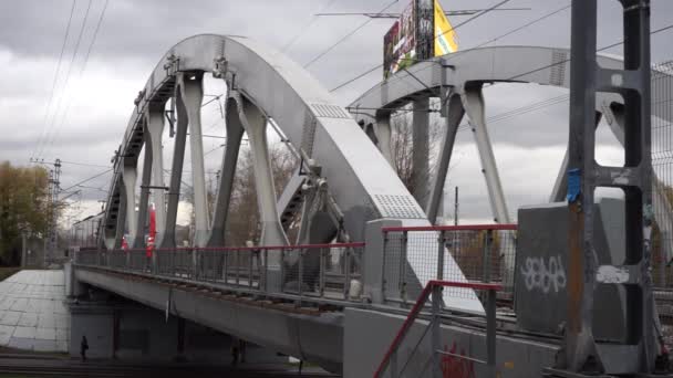 Москва Октябрь 2021 Современный Поезд Проходит Мосту Транспортная Инфраструктура Городов — стоковое видео