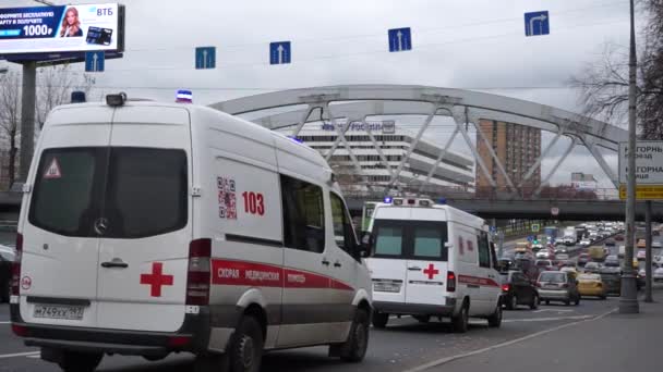 Moskva Ryssland Oktober 2021 Två Ambulansbilar Med Blinkande Ljus Försöker — Stockvideo