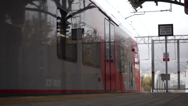 Moscú Rusia Octubre 2021 Moderno Tren Eléctrico Ciudad Sale Estación — Vídeo de stock