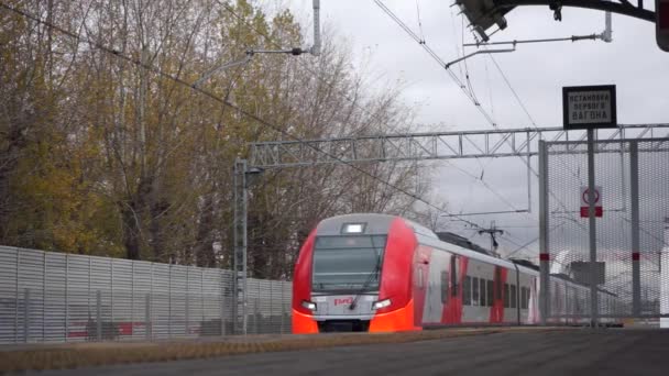 Mosca Russia Ottobre 2021 Treno Moderno Arriva Alla Stazione Passeggeri — Video Stock