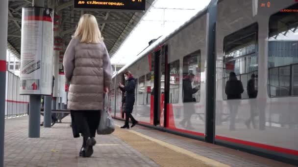 Московська Росія Жовтень 2021 Швидкісний Сучасний Поїзд Прибув Станцію Двері — стокове відео