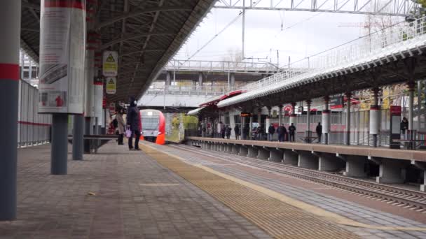Московська Росія Жовтень 2021 Станцію Прибуває Сучасний Потяг Пасажири Чекають — стокове відео