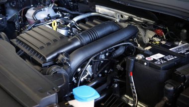 Moskova Rusya - Ekim 2021: Modern bir arabanın motoru. Seçili odak.