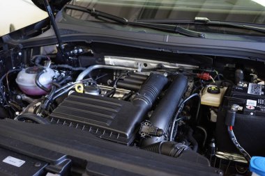 Moskova Rusya - Ekim 2021: Modern bir arabanın motoru. Seçili odak.