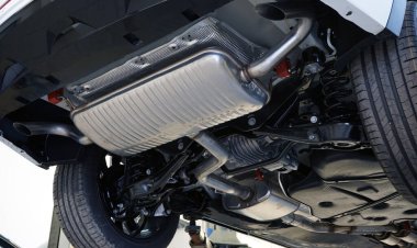 Modern güçlü araba bir araba servisinde asansörde..