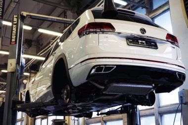Moskova Rusya - Kasım 2021: Bir araba servisinde tekerlekleri sökülmüş modern bir araba.