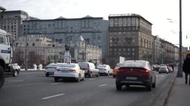 Moskova Rusya - Kasım 2021: Şehir manzarası. Belorussky tren istasyonunun alanı. Arabaların hareketleri zordur..