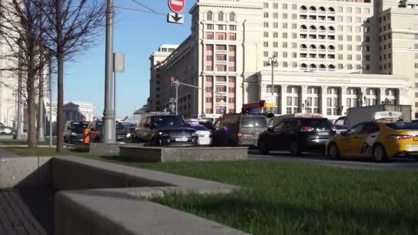 모스크바 러시아 2021 도로를 속도로 달리는 차량의 자동차 — 비디오