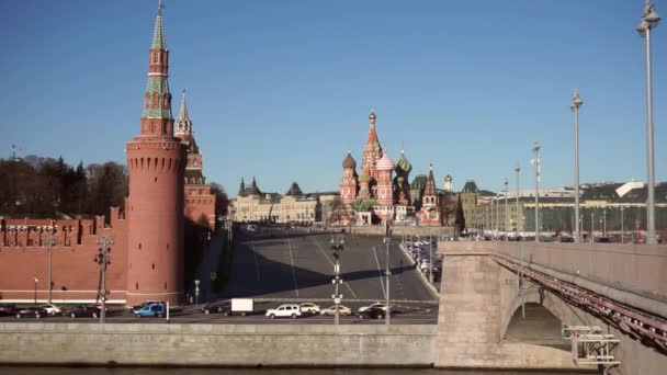 モスクワロシア 2021年11月 ヴァシリエフスキー寺院と聖カテドラルの眺め バジルボリショイMoskovortsky橋から祝福 モスクワの歴史的中心部は人気のある観光地です — ストック動画