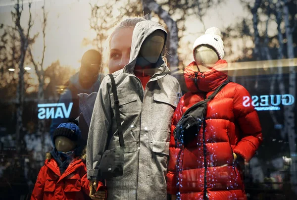 Moskau Russland November 2021 Schaufenster Eines Modegeschäfts Werden Schaufensterpuppen Mit — Stockfoto