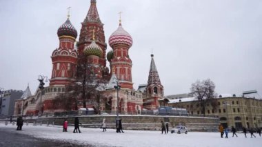 Moskova Rusya - Aralık 2021: St. Moskova 'daki Kızıl Meydan' daki Basil Katedrali. Bir kış günü, Moskovalılar ve başkent konukları Moskova 'nın turistik bölgelerinde geziyorlar..