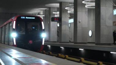Moskova Rusya - Aralık 2021: Moskova metrosu, modern ve güvenli trenler, uygun istasyonlar ve yolcular için platformlar. Kentsel ulaşım sisteminde modern teknolojiler.