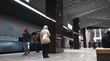 Moskova Rusya - Aralık 2021: Moskova metrosu, modern ve güvenli trenler, uygun istasyonlar ve yolcular için platformlar. Kentsel ulaşım sisteminde modern teknolojiler.