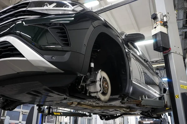 Moskova Rusya - Aralık 2021: Modern araba servisi, modern otomobillerin onarımı ve bakımı.