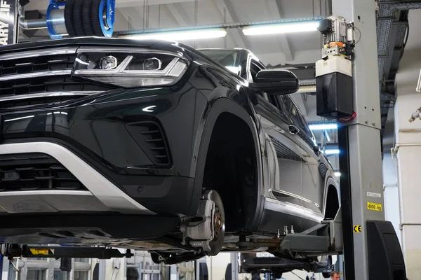 Moskova Rusya - Aralık 2021: Modern araba servisi, modern otomobillerin onarımı ve bakımı.