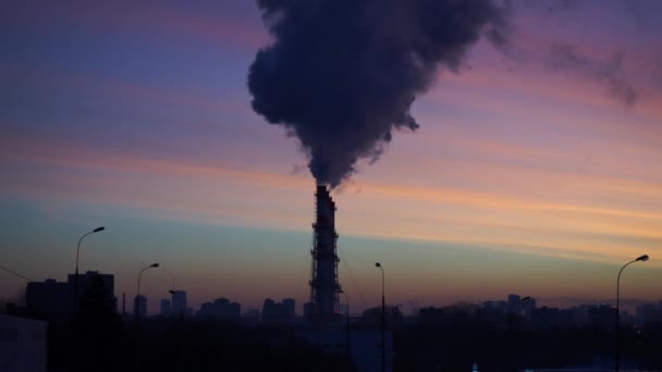 Het Silhouet Van Een Grote Industriële Schoorsteen Waaruit Rook Ontstaat — Stockvideo