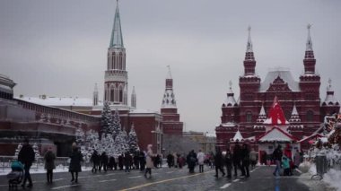 Moskova Rusya - Aralık 2021: Moskova 'da Kızıl Meydan' da Yeni Yıl Fuarı. Moskova 'da Noel ve Yeni Yıl Kutlaması.