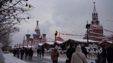 Moskova Rusya - Aralık 2021: Moskova 'da Kızıl Meydan' da Yeni Yıl Fuarı. Moskova 'da Noel ve Yeni Yıl Kutlaması.