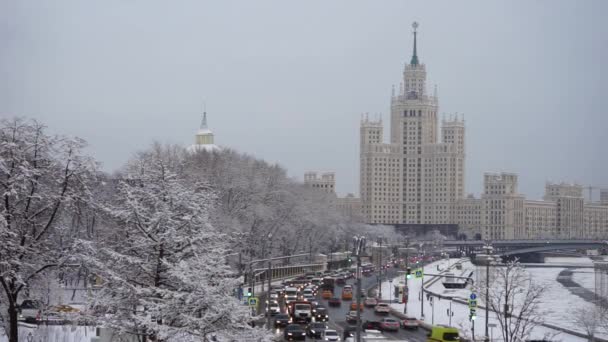 莫斯科俄罗斯 2021年12月 莫斯科城市冬季景观 Kotelnicheskaya堤和Bolshoy Ustyinsky桥的高层建筑 — 图库视频影像