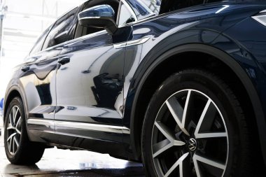 Moskova Rusya - Aralık 2021: Yıkandıktan sonra parlatılmış lüks araba. Seçili odak.